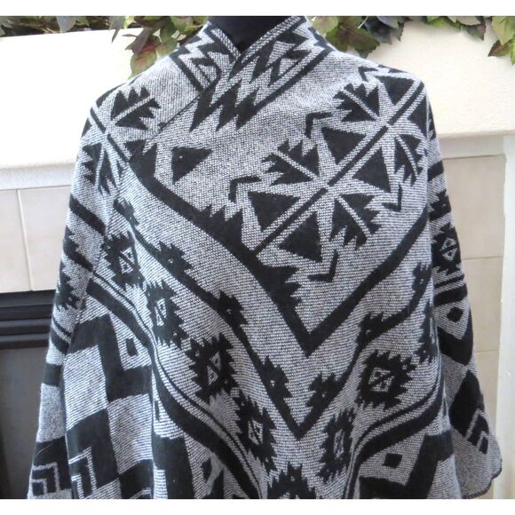 rue21 Aztec Print Shawl/Wrap  Balck & Gray  One Size  EUC - Picture 3 of 8